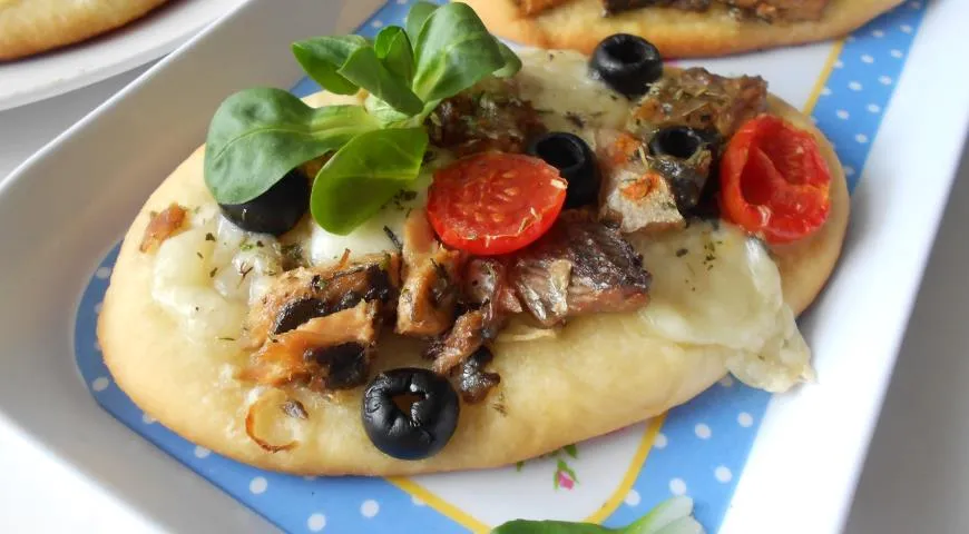 Мини-пицца с сайрой, моцареллой и маслинами