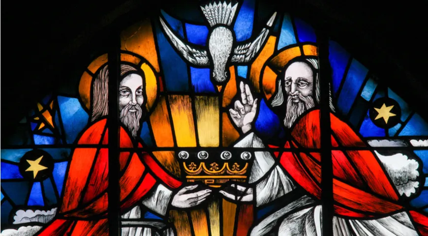Витражи в церкви муниципалитета Тервюрен, Бельгия, с изображением Святой Троицы – Отца, Сына и Святого Духа