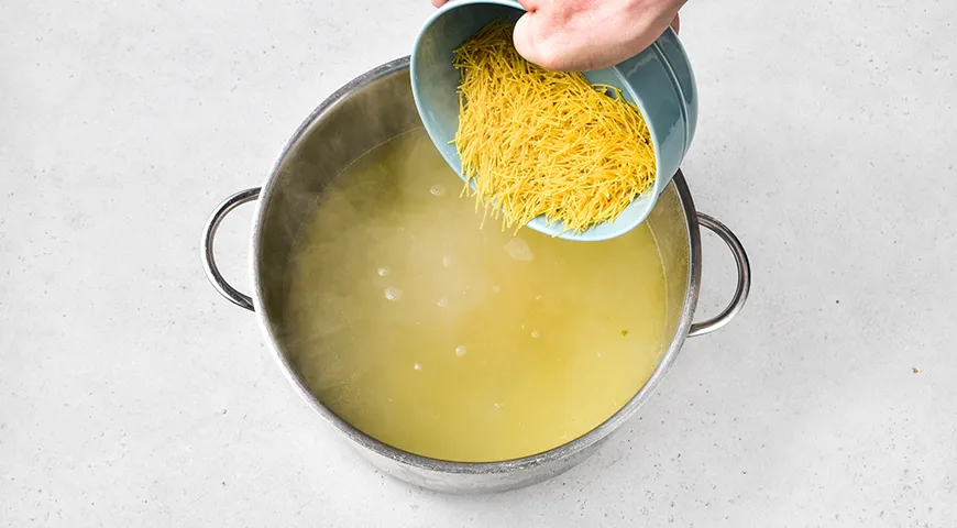 Куриный суп с вермишелью и яйцом