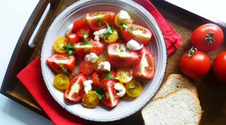 Салат с помидорами, моцареллой и руколой