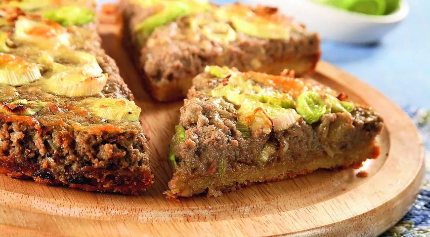 Пирог из паштета с двумя видами лука