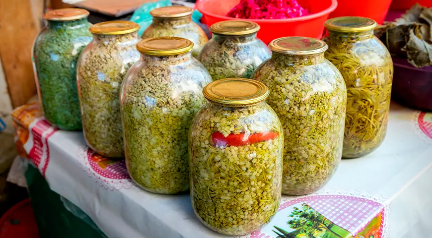 Джонджоли — это законсервированные соцветия кустарника, который ботаники именуют пузыреплодником калинолистным (Physocarpus opulifolius)