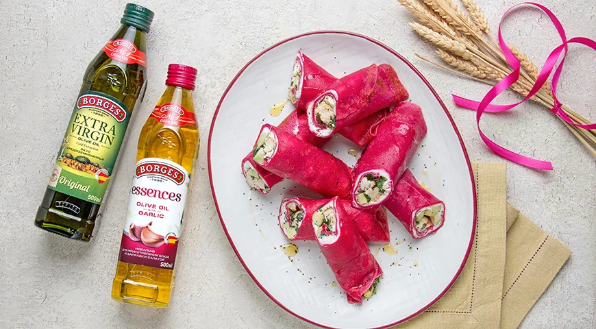 Свекольные блинчики с курицей и салатом из авокадо