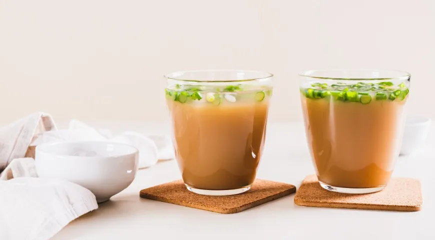 Кофе и зеленый лук