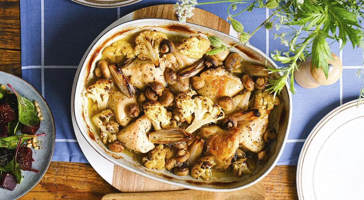 Курица, запеченная с картошкой и цветной капустой в сметане – пошаговый рецепт приготовления с фото