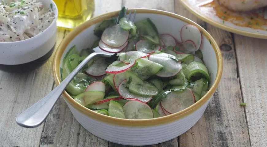 Хрустящий салат из редиса с огурцами