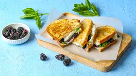 Сэндвич с сыром и ежевикой