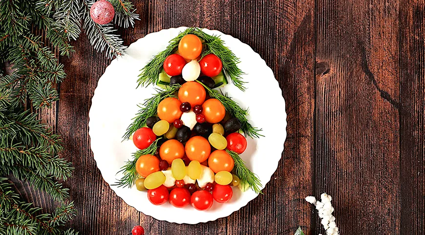 Используйте простую фантазию, чтобы превратить привычные блюда в праздничные — например, выложив овощную нарезку в виде новогодней елочки