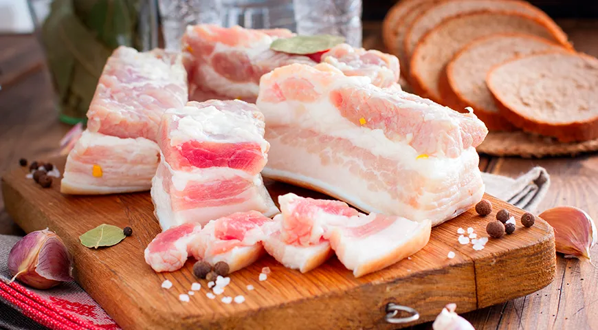 Рекомендуемая суточная норма потребления сала для взрослых — не более 30–40 граммов