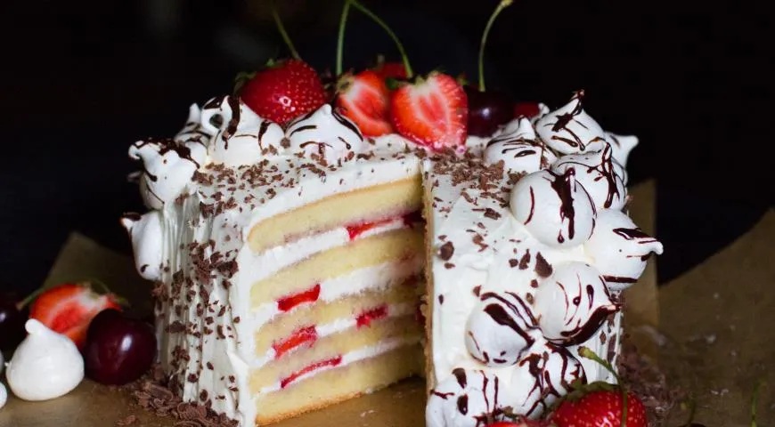 Вкусный бисквитный торт с кремом и ягодами