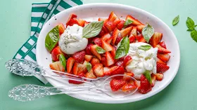 Клубника с бурратой в бальзамике