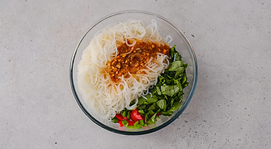 Салат из фунчозы с кунжутной заправкой