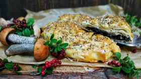 Пирог из теста фило с лесными грибами
