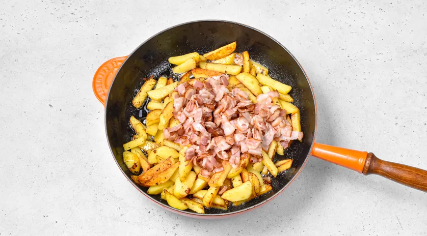 Жареная картошка с беконом и яйцом