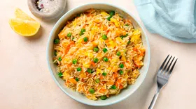 Жареный рис с яйцом и овощами