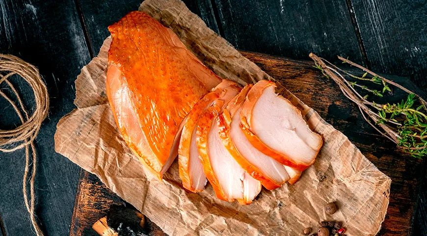 Копченая куриная грудка — самая постная, с плотной текстурой и мягким вкусом