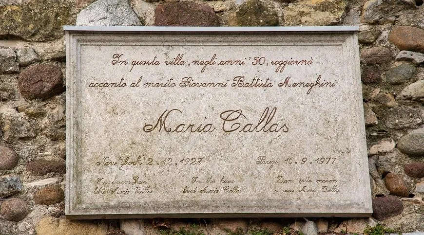 Памятная табличка на доме Марии Каллас