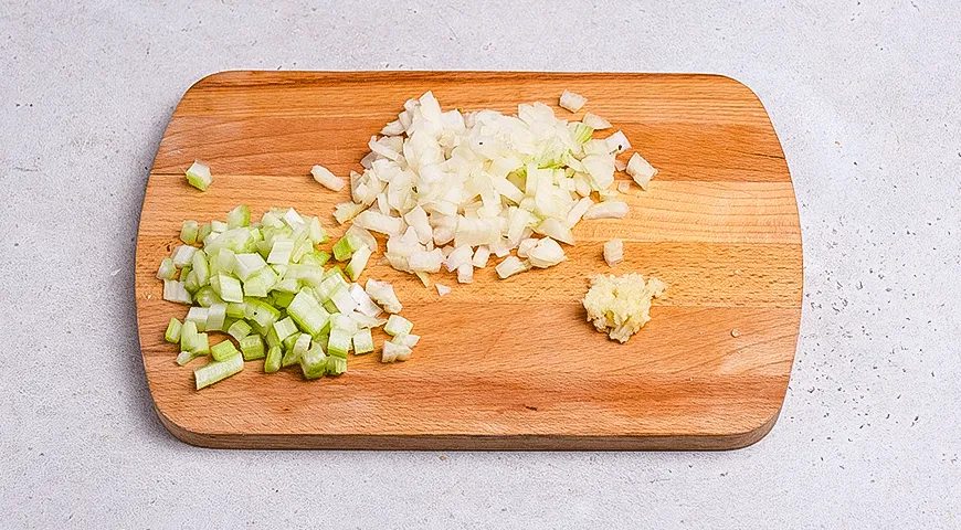 Зеленый суп с мини-пельменями и фасолью