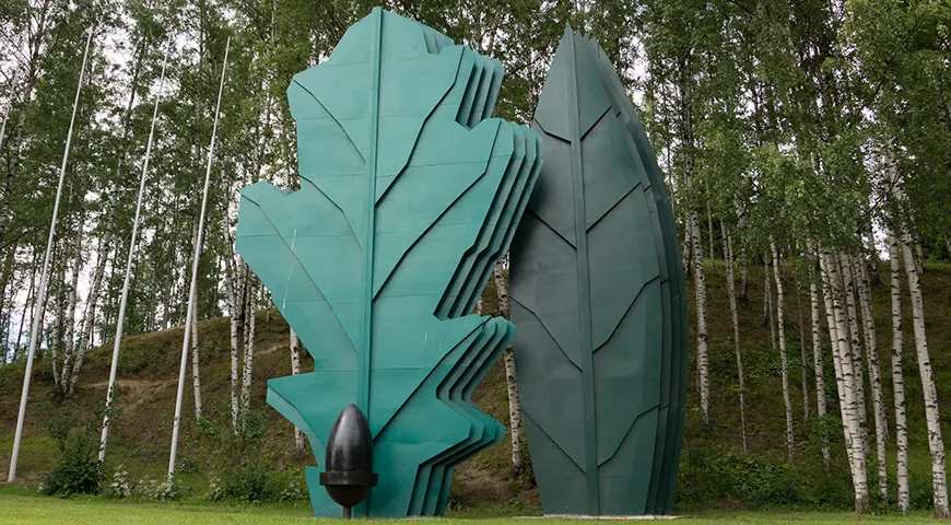 Мемориал «Дуб и лавр» на Румболовской горе посвящен трудящимся блокадного Ленинграда