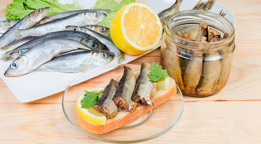 Бутерброд с копченой салакой