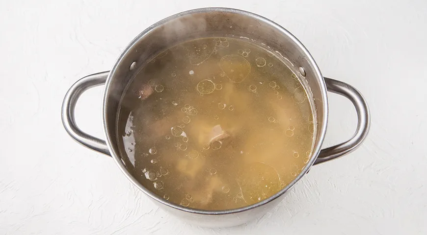 Щавелевый суп с мясом и яйцом