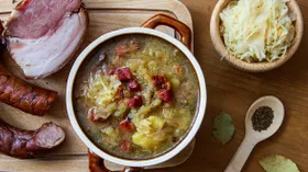 Супы с колбасой, ветчиной и другими мясными изделиями: 12 сытных рецептов на каждый день