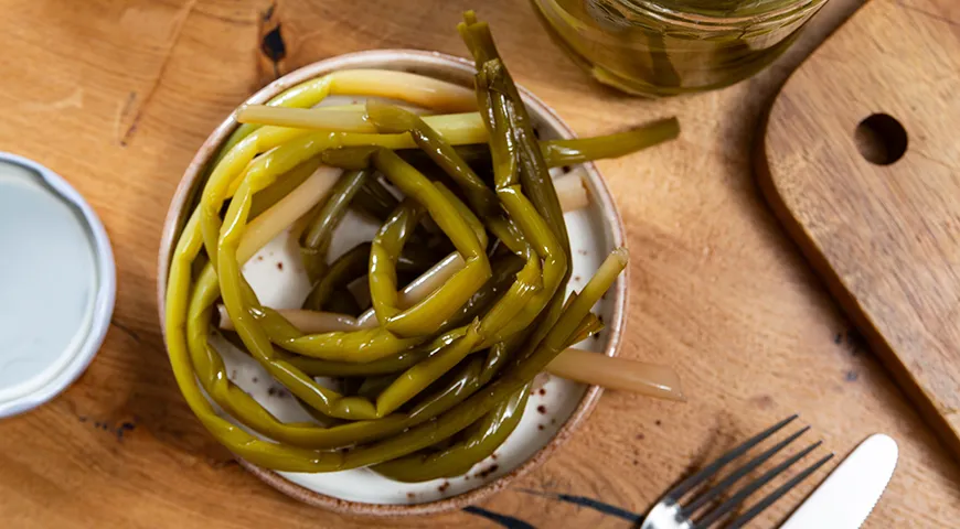 Чесночные стрелки с уксусом