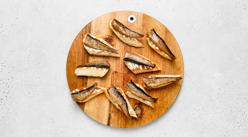 Бутерброды со шпротами и лимоном