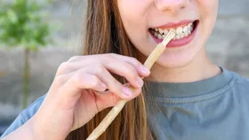 В Сети отбеливают зубы корнями дерева — стоматологи бьют тревогу