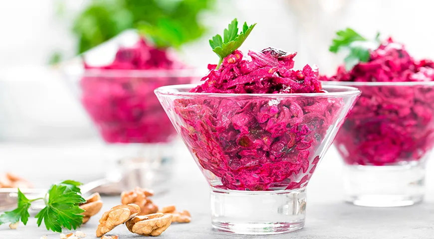 Салат из вареной свеклы с черносливом и грецкими орехами 