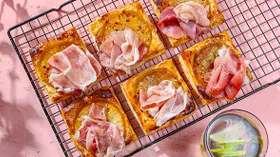 Слойки с ананасом и прошутто