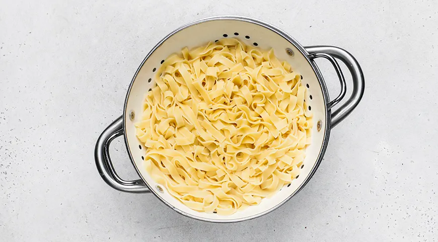 Макароны с яйцом и луком