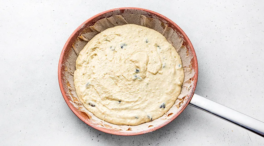 Творожная запеканка с изюмом на сковороде