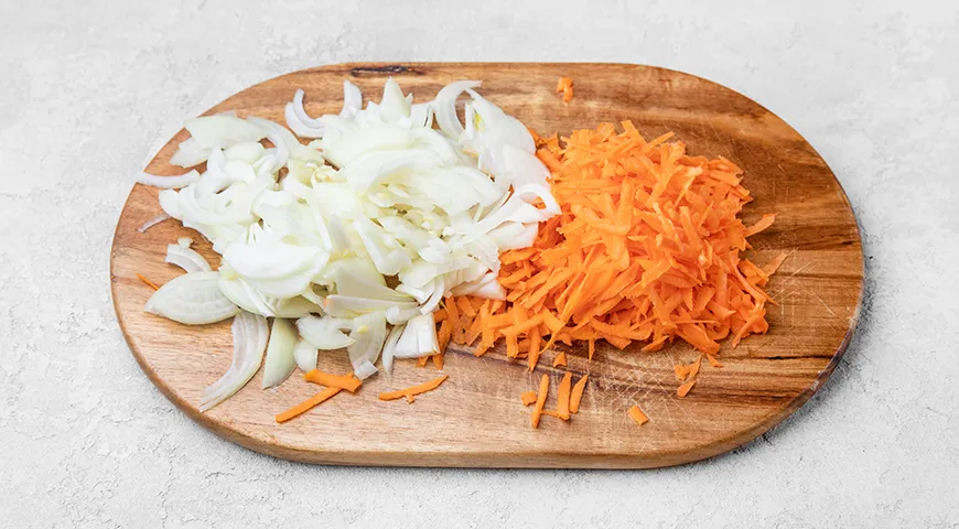 Перловая каша с тушенкой на сковороде
