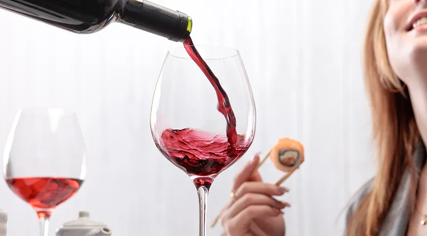 Красные вина к суши вполне подойдут — правда, при одном условии: придется использовать меньше васаби и соевого соуса