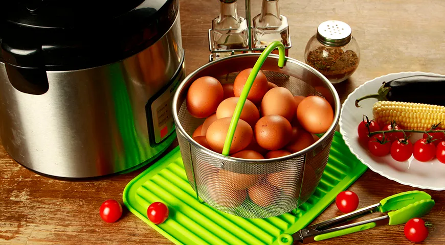 Метод приготовления яиц не влияет на их хранение. Так, например, сваренные вкрутую яйца можно хранить в холодильнике в течение 1–2 недель