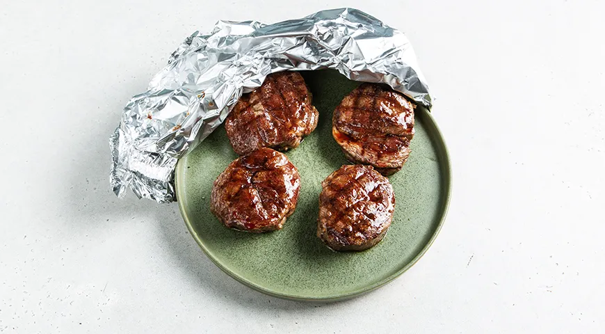 Вкусный стейк из телятины на сковороде