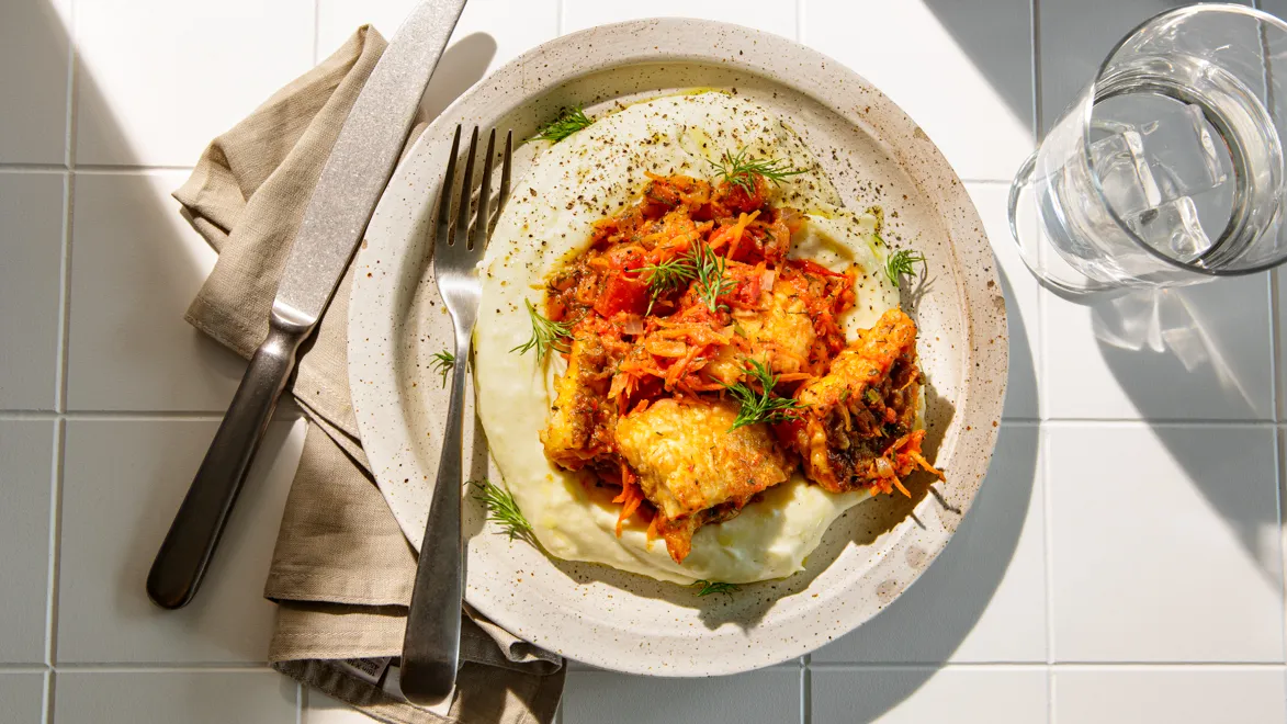 Рецепт хека, тушенного в томатном соусе с луком и морковью