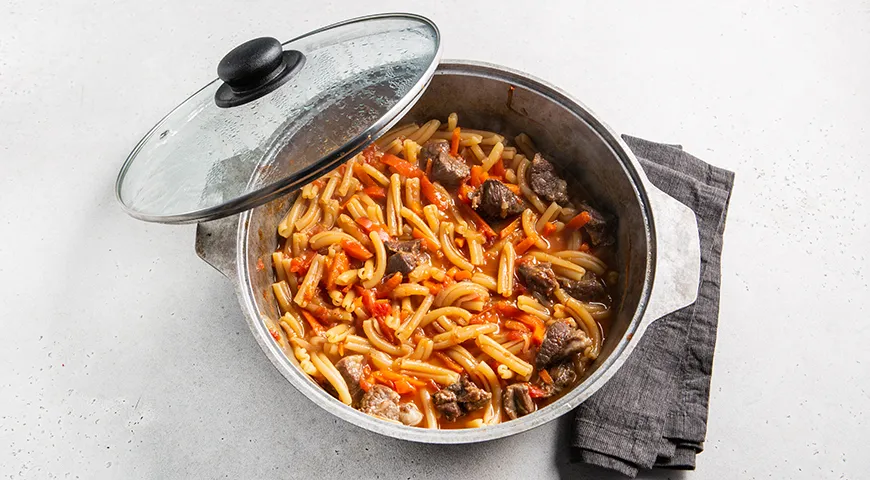 Макароны с мясом в казане