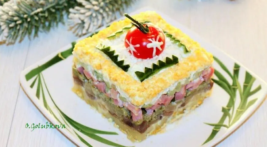 Салат с ветчиной, картошкой и грибами