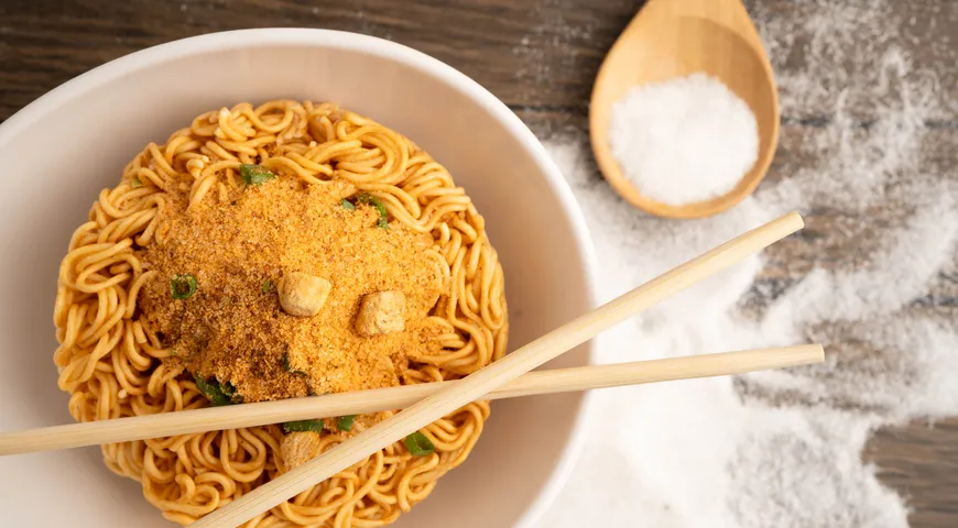 Глутамат — вещество, которое отвечает за вкус умами. Оно выглядит как белый порошок без запаха