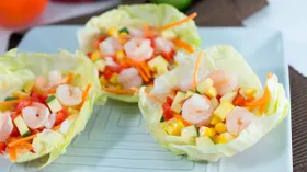 Салат из ананаса, кукурузы и креветок