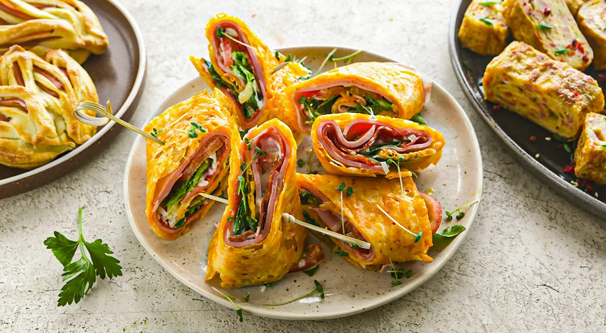 Рецепт сырных рулетиков с колбасой вареной Докторской