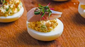 Фаршированные яйца с сельдью