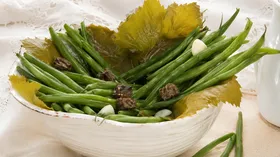 Фасоль, соленая с чесноком и бородинским хлебом