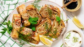 Выпечка из лаваша в духовке: 10 рецептов с творогом, ягодами, сыром, фаршем и другими начинками