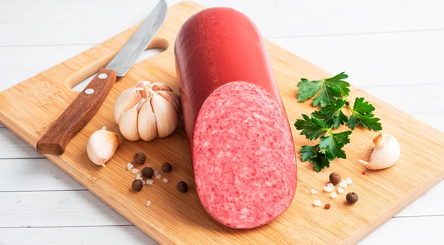 В основе рецептуры сервелата — отборная говядина, свинина и шпик, щедро приправленные смесью черного перца, мускатного ореха и чеснока