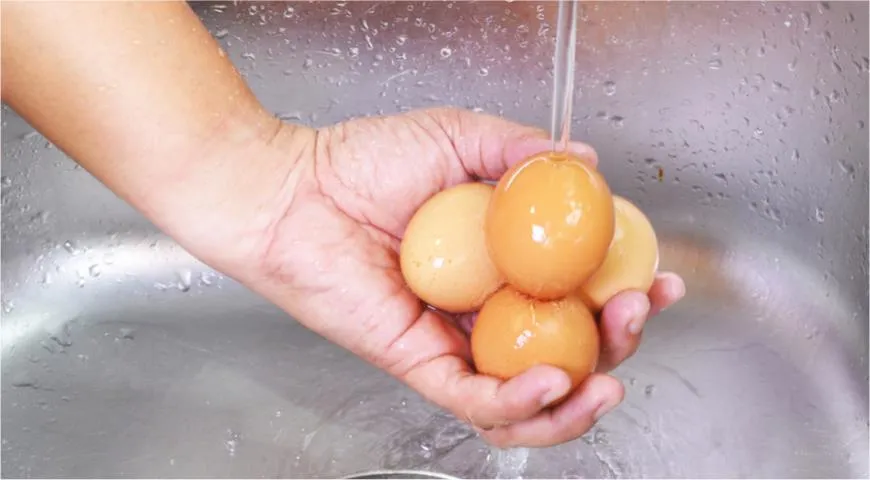 Эксперты разрешили не мыть яйца