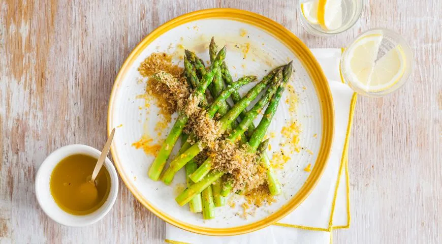 Спаржа с лимонной заправкой и чесночными крошками