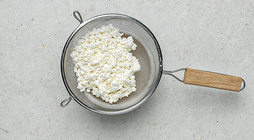 Чафли с зерненым творогом, ягодами и мятой